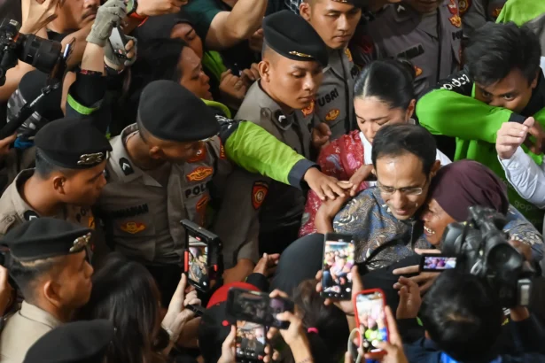 Terdakwa kasus dugaan korupsi pengadaan Chromebook dalam program digitalisasi pendidikan di Kemendikbudristek Nadiem Anwar Makarim (kedua kanan) didampingi istrinya Franka Franklin (ketiga kanan) berjalan meninggalkan ruangan seusai mengikuti sidang pembacaan putusan (vonis) di Pengadilan Tipikor, Jakarta, Selasa (30/6/2026).