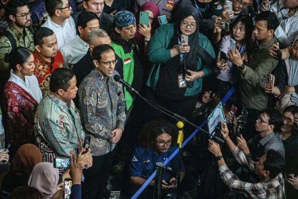 Terdakwa kasus dugaan korupsi pengadaan Chromebook di lingkungan Kemendikbudristek, Nadiem Anwar Makarim (tengah) menyampaikan pernyataan kepada wartawan usai sidang putusan di Pengadilan Tipikor, Jakarta, Selasa (30/6/2026).