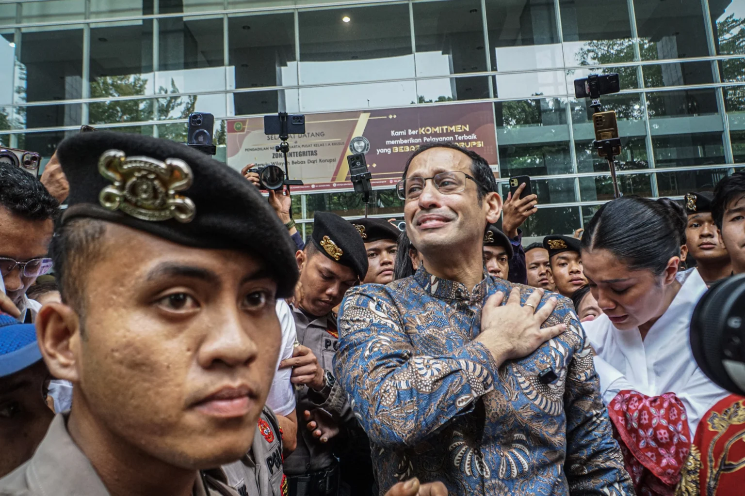 Terdakwa kasus dugaan korupsi pengadaan Chromebook di lingkungan Kemendikbudristek, Nadiem Anwar Makarim (tengah) meninggalkan Pengadilan Tipikor bersama istrinya, Franka Franklin (kanan) usai sidang putusan di Pengadilan Tipikor, Jakarta, Selasa (30/6/2026).