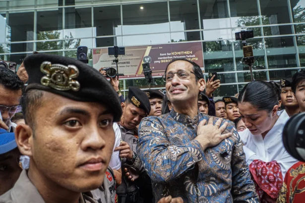 Terdakwa kasus dugaan korupsi pengadaan Chromebook di lingkungan Kemendikbudristek, Nadiem Anwar Makarim (tengah) meninggalkan Pengadilan Tipikor bersama istrinya, Franka Franklin (kanan) usai sidang putusan di Pengadilan Tipikor, Jakarta, Selasa (30/6/2026).