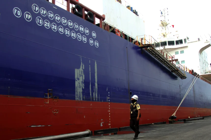 Seorang petugas satuan pengamanan melakukan patroli di sekitar kapal tanker berbendera asing yang akan memuat material crude palm oil (CPO) di Dermaga B Curah Cair Pelabuhan PT Pelindo Multi Terminal (SPMT) Branch Dumai, Riau, Rabu (13/5/2026).