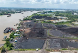 Foto udara suasana bongkar muat di tempat penampungan sementara batu bara di Keramasan, Kertapati, Palembang, Sumatera Selatan, Rabu (6/5/2026). (Sumber: Antara Foto/Nova Wahyudi/YU)