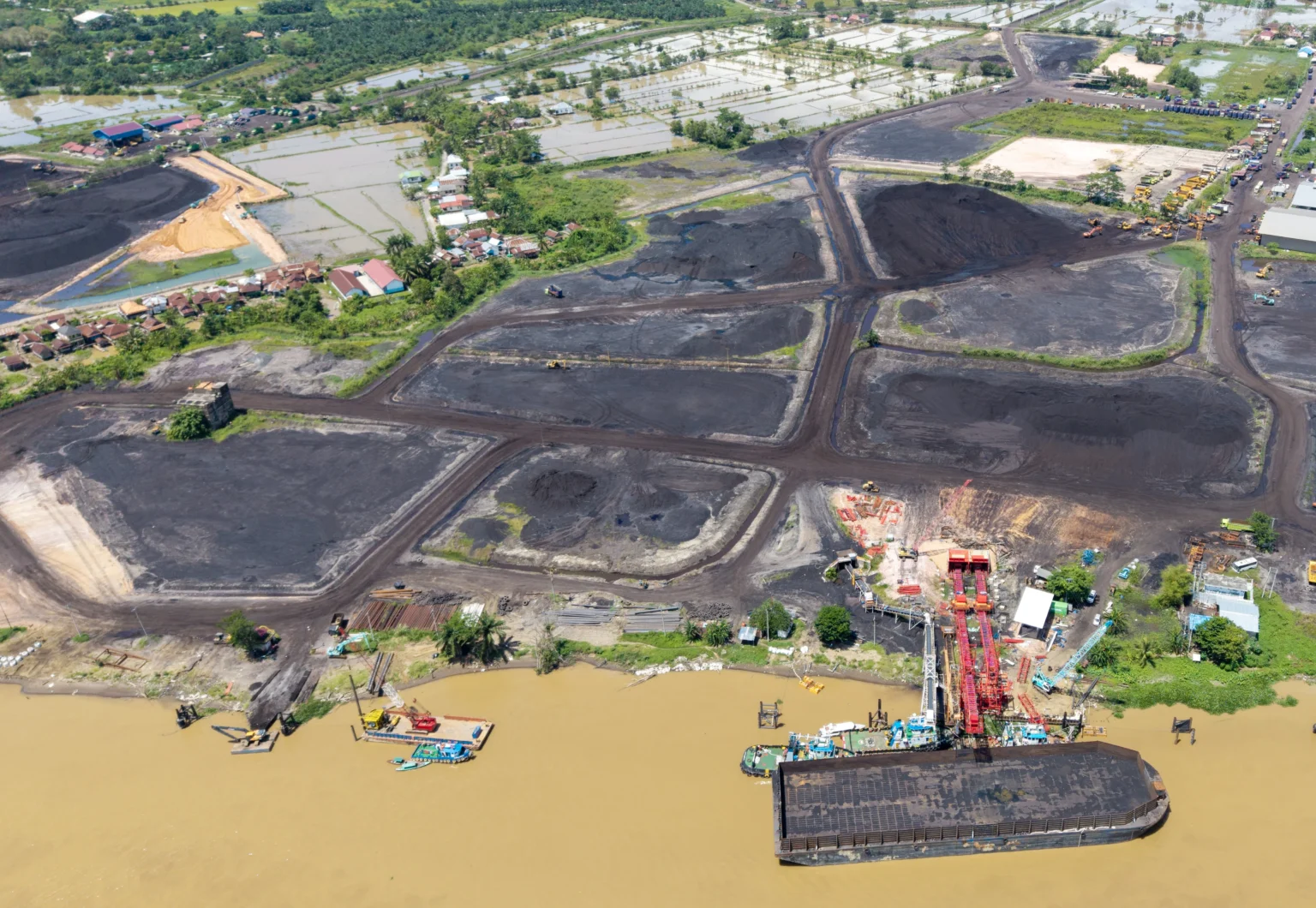 Foto udara suasana bongkar muat di tempat penampungan sementara batu bara di Keramasan, Kertapati, Palembang, Sumatera Selatan, Rabu (6/5/2026). (Sumber: Antara Foto/Nova Wahyudi/YU)
