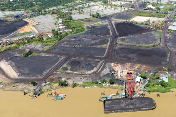 Foto udara suasana bongkar muat di tempat penampungan sementara batu bara di Keramasan, Kertapati, Palembang, Sumatera Selatan, Rabu (6/5/2026). (Sumber: Antara Foto/Nova Wahyudi/YU)
