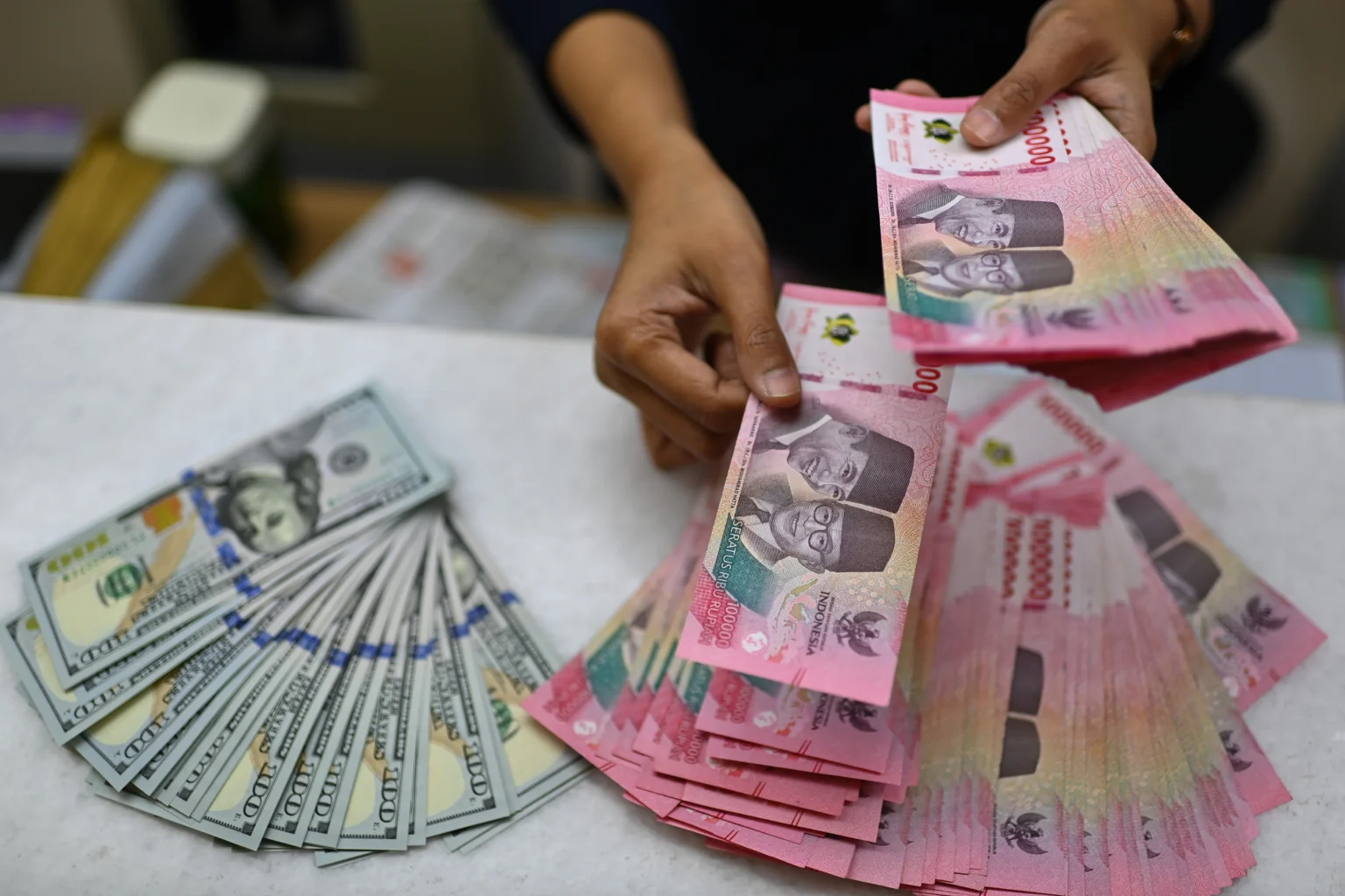 Karyawan menghitung uang pecahan rupiah dan dolar Amerika Serikat (AS) di gerai penukaran mata uang asing Ayu Masagung, Jakarta. (Sumber: Antara Foto/Indrianto Eko Suwarso/kye)