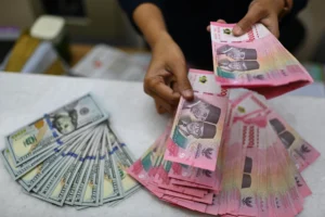 Karyawan menghitung uang pecahan rupiah dan dolar Amerika Serikat (AS) di gerai penukaran mata uang asing Ayu Masagung, Jakarta. (Sumber: Antara Foto/Indrianto Eko Suwarso/kye)