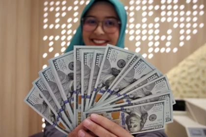 Karyawan memperlihatkan uang dolar Amerika Serikat (AS) di Kantor Cabang Bank Syariah Indonesia, Jakarta, Rabu (3/6/2026).