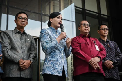 Ketua Dewan Komisioner Otoritas Jasa Keuangan (OJK) Friderica Widyasari Dewi (kedua kiri) didampingi Sekretaris Jenderal KPK Cahya Hardianto Harefa (kedua kanan) menyampaikan keterangan usai melaksanakan audiensi di Gedung Merah Putih KPK, Jakarta, Kamis (18/6/2026). (Sumber: Antara Foto/Sulthony Hasanuddin)