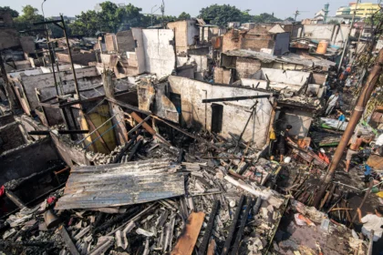 Sejumlah warga mencari barang di lokasi kebakaran permukiman penduduk di kawasan Kebon Kosong, Kemayoran, Jakarta