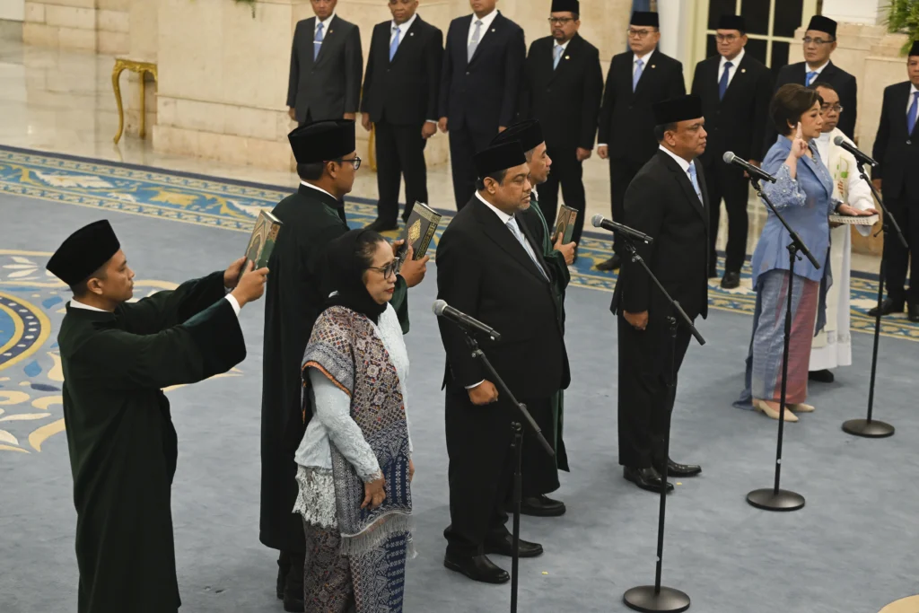 Presiden Prabowo Subianto melantik Nanik S. Deyang sebagai Kepala BGN menggantikan Dadan Hindayana serta Agustina Arumsari dan Trenggono menjadi Wakil Kepala BGN menggantikan Lodewyk Pusung dan Sony Sanjaya. (Sumber: Antara Foto/Bayu Pratama)