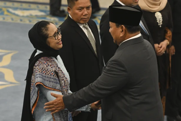 Presiden Prabowo Subianto (kanan) memberikan ucapan selamat kepada Kepala Badan Gizi Nasional (BGN) Nanik S. Deyang (kiri) usai dilantik di Istana Negara, Jakarta, Senin (8/6/2026)