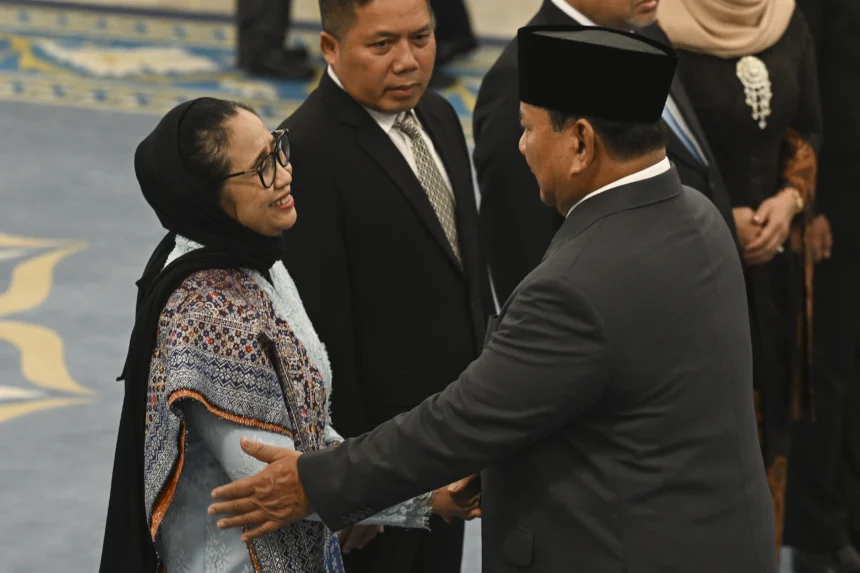 Presiden Prabowo Subianto (kanan) memberikan ucapan selamat kepada Kepala Badan Gizi Nasional (BGN) Nanik S. Deyang (kiri) usai dilantik di Istana Negara, Jakarta, Senin (8/6/2026)