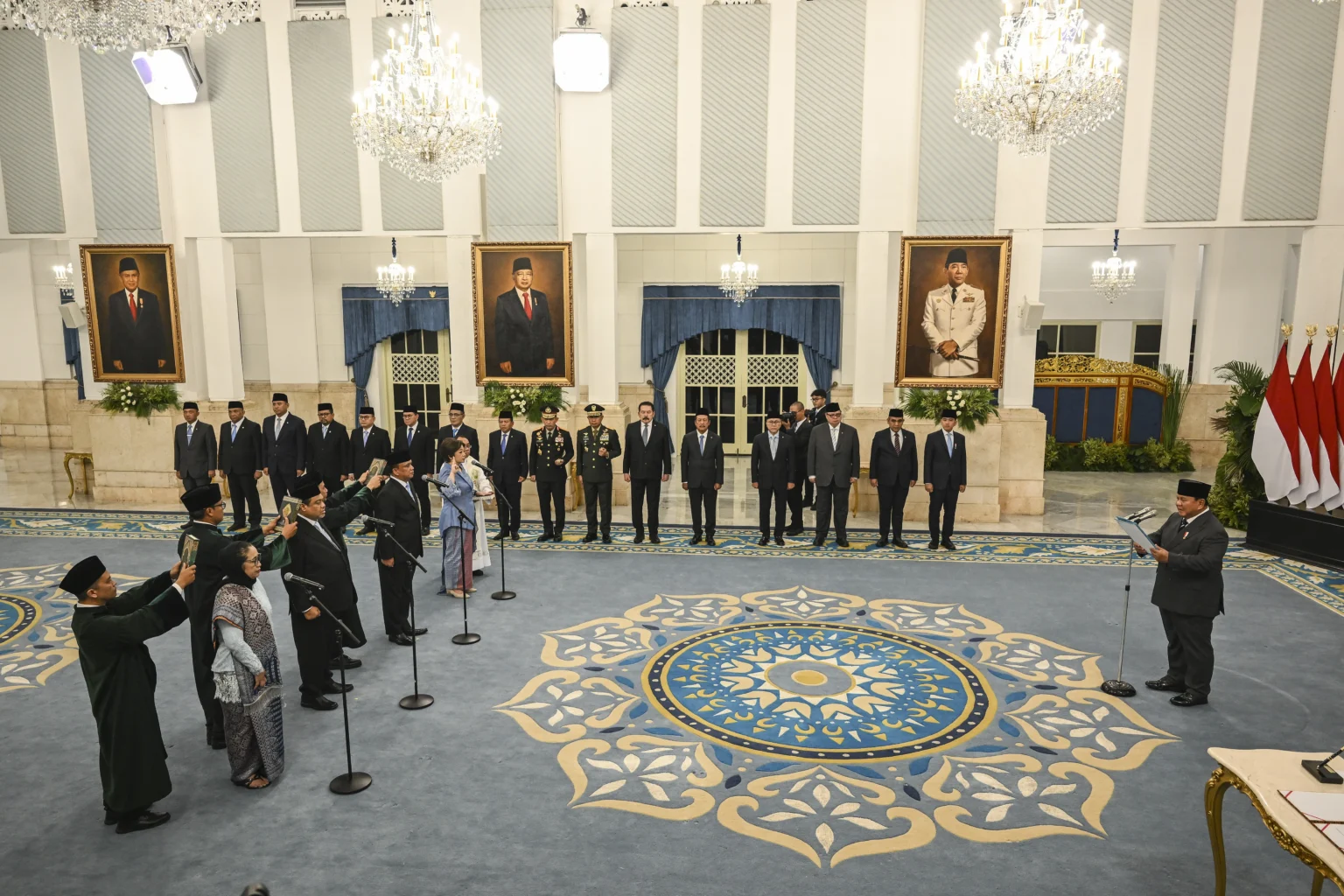 Presiden Prabowo Subianto (kanan) melantik Kepala Badan Gizi Nasional (BGN) Nanik S. Deyang (kedua kiri) bersama Wakil Kepala BGN Agustina Arumsari (ketujuh kiri) dan Trenggono (keenam kiri) di Istana Negara, Jakarta, Senin (8/6/2026).