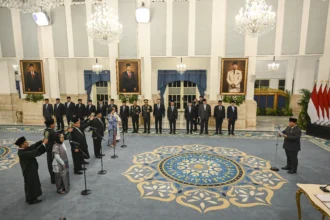 Presiden Prabowo Subianto (kanan) melantik Kepala Badan Gizi Nasional (BGN) Nanik S. Deyang (kedua kiri) bersama Wakil Kepala BGN Agustina Arumsari (ketujuh kiri) dan Trenggono (keenam kiri) di Istana Negara, Jakarta, Senin (8/6/2026).