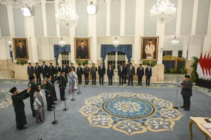 Presiden Prabowo Subianto (kanan) melantik Kepala Badan Gizi Nasional (BGN) Nanik S. Deyang (kedua kiri) bersama Wakil Kepala BGN Agustina Arumsari (ketujuh kiri) dan Trenggono (keenam kiri) di Istana Negara, Jakarta, Senin (8/6/2026).