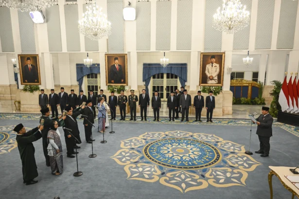 Presiden Prabowo Subianto (kanan) melantik Kepala Badan Gizi Nasional (BGN) Nanik S. Deyang (kedua kiri) bersama Wakil Kepala BGN Agustina Arumsari (ketujuh kiri) dan Trenggono (keenam kiri) di Istana Negara, Jakarta, Senin (8/6/2026).