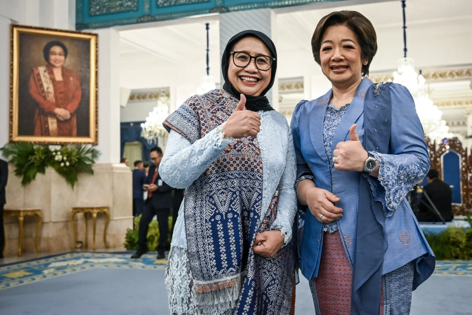 Kepala Badan Gizi Nasional (BGN) Nanik S Deyang (kiri) bersama Wakil Kepala BGN Agustina Arumsari (kanan) berpose usai dilantik Presiden Prabowo Subianto di Istana Negara, Jakarta, Senin (8/6/2026).