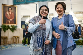 Kepala Badan Gizi Nasional (BGN) Nanik S Deyang (kiri) bersama Wakil Kepala BGN Agustina Arumsari (kanan) berpose usai dilantik Presiden Prabowo Subianto di Istana Negara, Jakarta, Senin (8/6/2026).