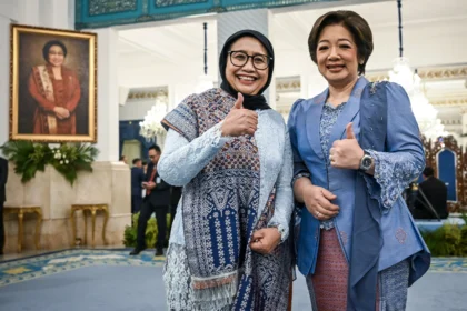Kepala Badan Gizi Nasional (BGN) Nanik S Deyang (kiri) bersama Wakil Kepala BGN Agustina Arumsari (kanan) berpose usai dilantik Presiden Prabowo Subianto di Istana Negara, Jakarta, Senin (8/6/2026).