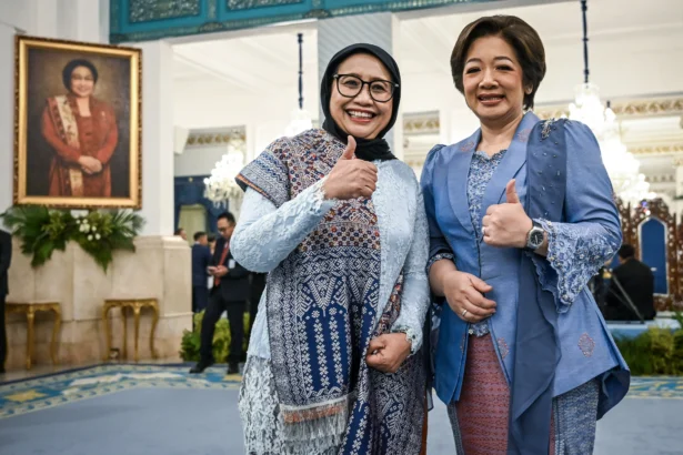 Kepala Badan Gizi Nasional (BGN) Nanik S Deyang (kiri) bersama Wakil Kepala BGN Agustina Arumsari (kanan) berpose usai dilantik Presiden Prabowo Subianto di Istana Negara, Jakarta, Senin (8/6/2026).