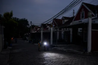 Warga menggunakan senter untuk berangkat menuju masjid saat pemadaman listrik bergilir di Cinunuk, Kabupaten Bandung, Jawa Barat, Jumat (19/6/2026).