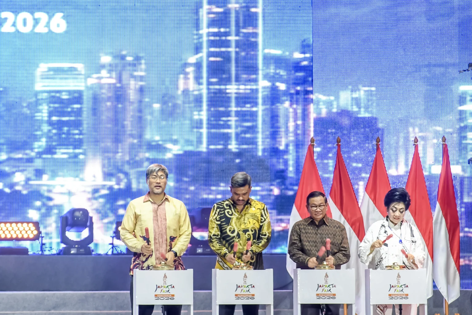 Menteri UMKM Maman Abdurrahman (kedua kiri) bersama Gubernur DKI Jakarta Pramono Anung (kedua kanan), Direktur PT Jakarta International Expo (JIExpo) Karuna Murdaya (kiri) dan Direktur Utama JIExpo Hartati Murdaya (kanan) memukul gamelan kenong saat pembukaan Jakarta Fair Kemayoran 2026 di Jakarta International Expo, Kemayoran, Jakarta, Kamis (11/6/2026).