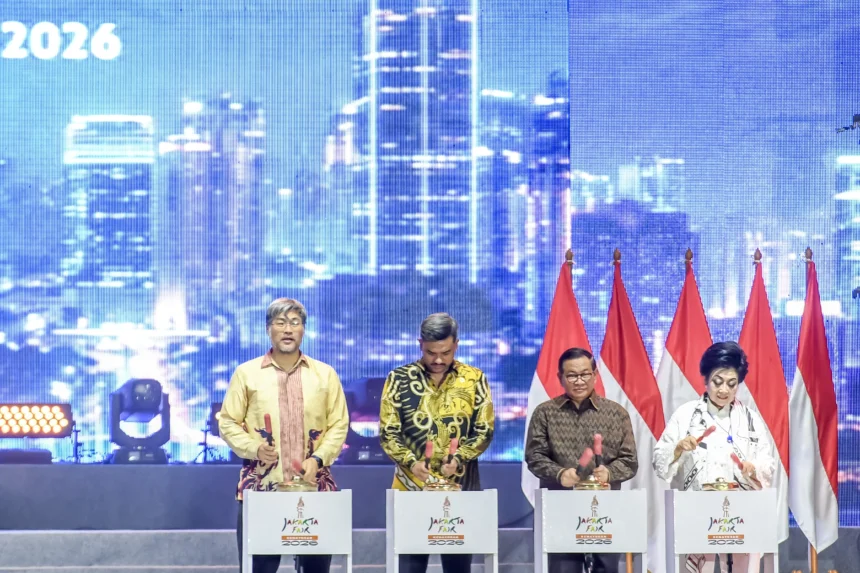 Menteri UMKM Maman Abdurrahman (kedua kiri) bersama Gubernur DKI Jakarta Pramono Anung (kedua kanan), Direktur PT Jakarta International Expo (JIExpo) Karuna Murdaya (kiri) dan Direktur Utama JIExpo Hartati Murdaya (kanan) memukul gamelan kenong saat pembukaan Jakarta Fair Kemayoran 2026 di Jakarta International Expo, Kemayoran, Jakarta, Kamis (11/6/2026).