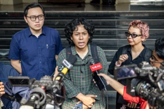 Koordinator KontraS Dimas Bagus Arya (tengah) didampingi Anggota Divisi Hukum KontraS Vebrina Monicha (kanan) dan Pengacara Publik LBH Jakarta Daniel Winarta (kiri) dari Tim Advokasi untuk Demokrasi (TAUD) menyampaikan keterangan kepada awak media di Polda Metro Jaya, Jakarta, Rabu (17/6/2026).