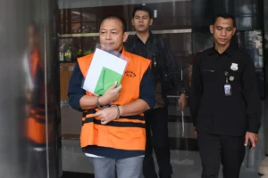 Tersangka kasus dugaan suap importasi di Ditjen Bea Cukai, Sisprian Subiaksono (kiri) berjalan menuju mobil tahanan usai menjalani pemeriksaan di Gedung Merah Putih KPK, Jakarta, Selasa (2/6/2026).
