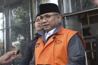 Tersangka kasus dugaan korupsi Yaqut Cholil Qoumas berjalan menuju mobil tahanan usai menjalani pemeriksaan di Gedung Merah Putih KPK, Jakarta, Jumat (19/6/2026).