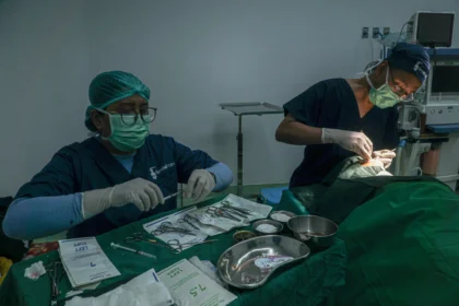 Dokter melakukan operasi bibir sumbing seorang pasien di RSUD Tebet, Jakarta, Rabu (3/6/2026).