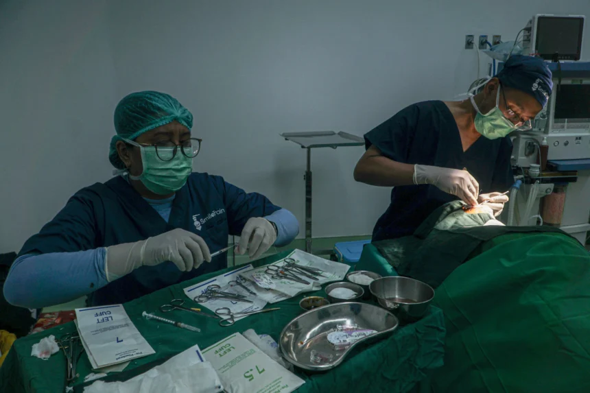 Dokter melakukan operasi bibir sumbing seorang pasien di RSUD Tebet, Jakarta, Rabu (3/6/2026).