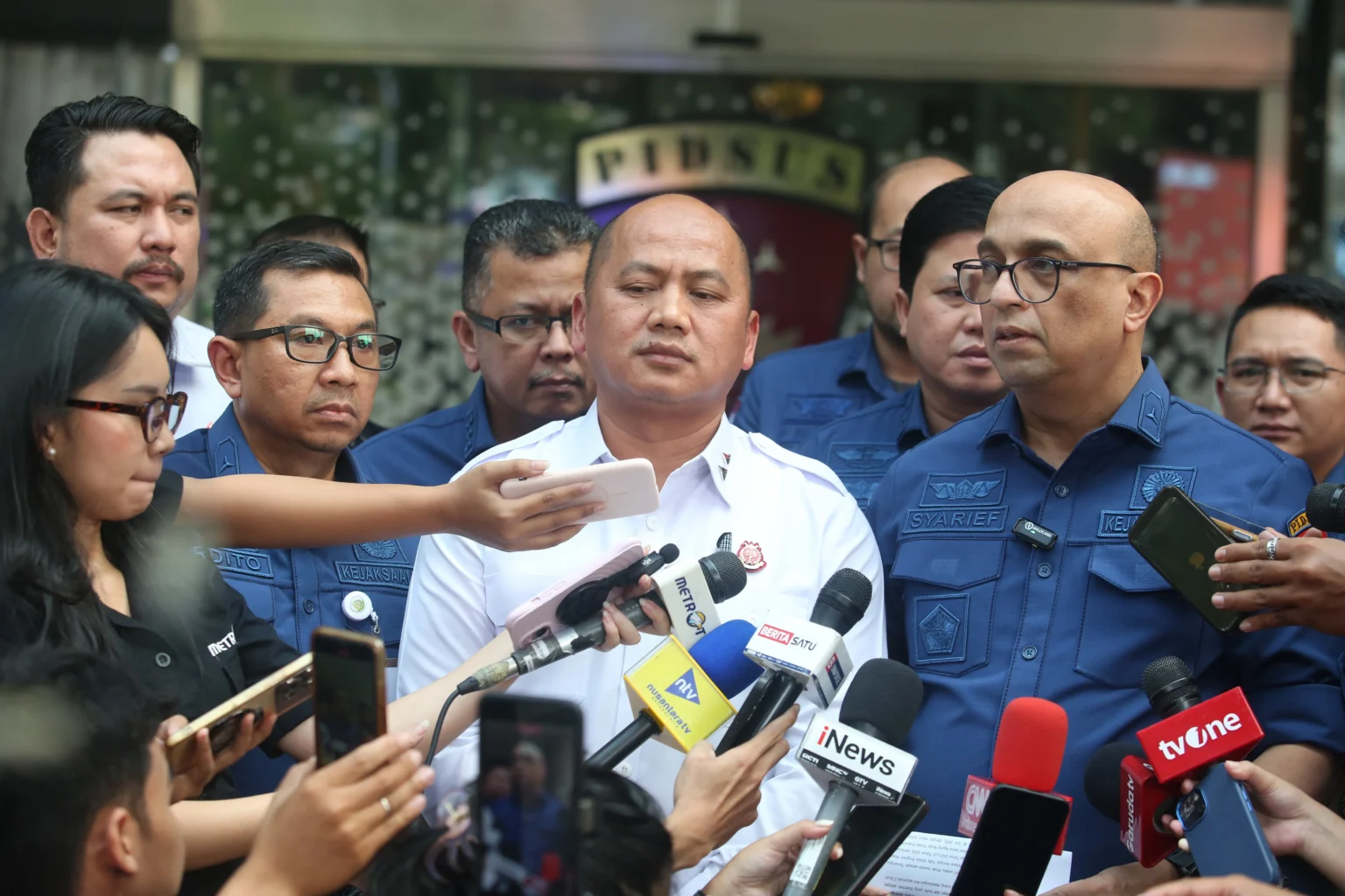 Kapuspenkum Kejaksaan Agung Anang Supriatna (tengah) didampingi Direktur Penyidikan Jampidsus Kejagung Syarief Sulaeman (kanan) dan Dirtut Jampidsus Ardito Muwardi (ketiga kiri) memberikan keterangan pers terkait penetapan tersangka baru kasus korupsi MBG di Gedung Bundar Kejaksaan Agung, Jakarta, Kamis (11/6/2026).