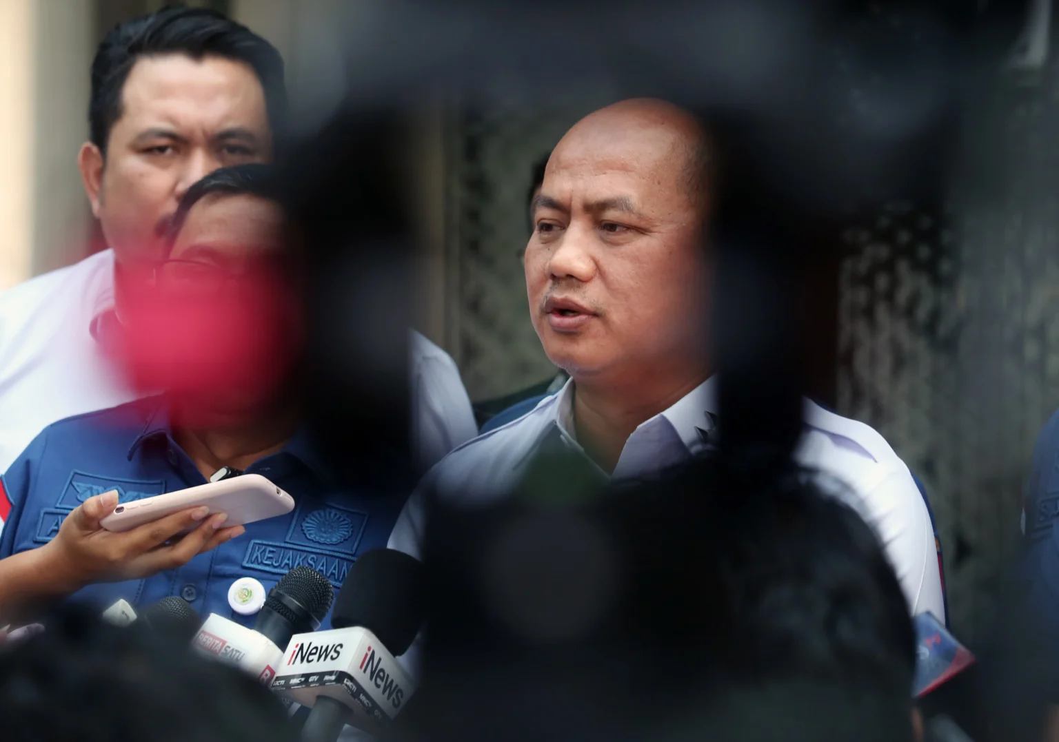 Kapuspenkum Kejaksaan Agung Anang Supriatna memberikan keterangan pers terkait penetapan tersangka baru kasus korupsi MBG di Gedung Bundar Kejaksaan Agung, Jakarta, Kamis (11/6/2026).