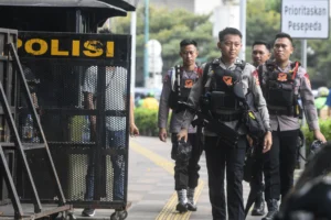 Anggota kepolisian dari korps Brimob berjalan saat melakukan pengamanan di kawasan Bundaran HI, Jakarta, Senin (15/6/2026).