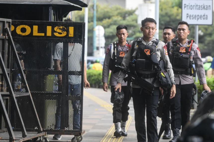 Anggota kepolisian dari korps Brimob berjalan saat melakukan pengamanan di kawasan Bundaran HI, Jakarta, Senin (15/6/2026).