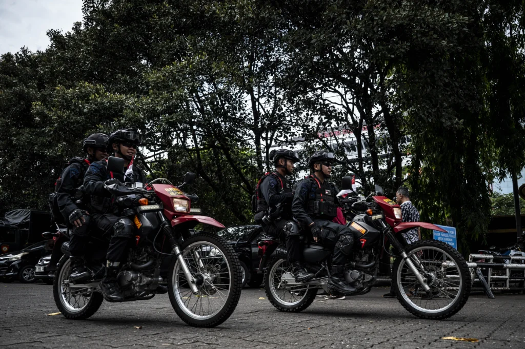 Personel Korps Brimob melakukan patroli pengamanan unjuk rasa mahasiswa di Kantor Gubernur Jawa Tengah, Semarang, Jawa Tengah, Jumat (12/6/2026).