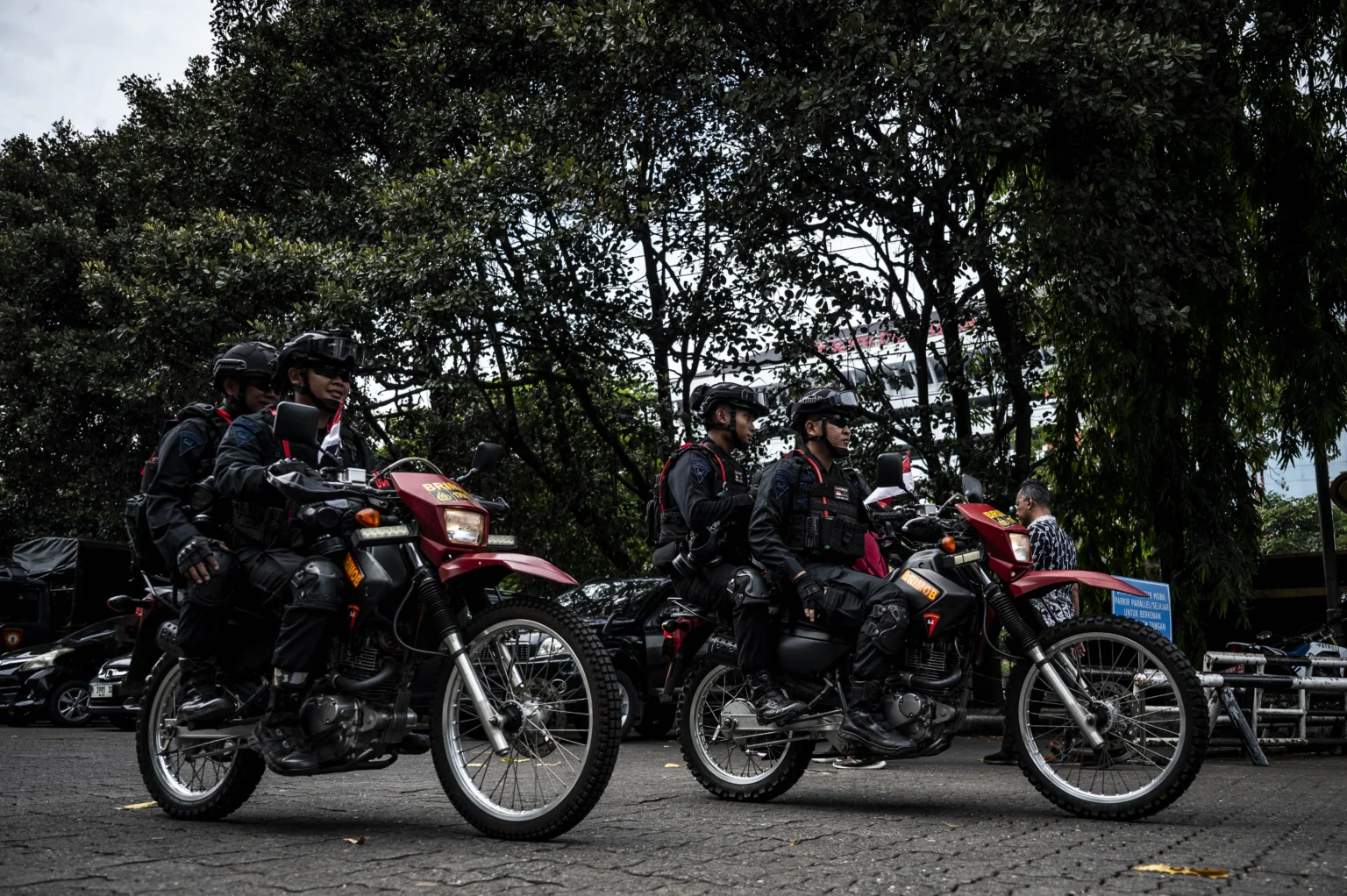 Personel Korps Brimob melakukan patroli pengamanan unjuk rasa mahasiswa di Kantor Gubernur Jawa Tengah, Semarang, Jawa Tengah, Jumat (12/6/2026).