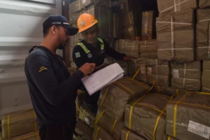 Petugas Bea Cukai meninjau dokumen barang impor di Pelabuhan Tanjung Priok, Jakarta, Sabtu (6/6/2026).