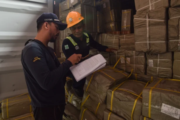 Petugas Bea Cukai meninjau dokumen barang impor di Pelabuhan Tanjung Priok, Jakarta, Sabtu (6/6/2026).
