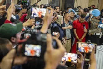 Polisi memberikan kesempatan biacara bagi tersangka kasus penyekapan dan penganiayaan berat Taufik Hidayat (kedua kanan) saat konferensi pers di Mapolda Jabar, Bandung, Jawa Barat, Jumat (26/6/2026).