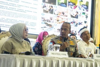 Kapolda Jawa Barat Irjen Pol Rudi Setiawan (tengah) bersama Menteri Pemberdayaan Perempuan dan Perlindungan Anak (PPPA) Arifatul Choiri Fauzi (kiri) dan Gubernur Jawa Barat Dedi Mulyadi (kanan) menyampaikan keterangan pers saat pengungkapan kasus penyekapan dan penganiayaan berat di Mapolda Jabar, Bandung, Jawa Barat, Jumat (26/6/2026).
