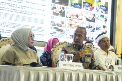 Kapolda Jawa Barat Irjen Pol Rudi Setiawan (tengah) bersama Menteri Pemberdayaan Perempuan dan Perlindungan Anak (PPPA) Arifatul Choiri Fauzi (kiri) dan Gubernur Jawa Barat Dedi Mulyadi (kanan) menyampaikan keterangan pers saat pengungkapan kasus penyekapan dan penganiayaan berat di Mapolda Jabar, Bandung, Jawa Barat, Jumat (26/6/2026).