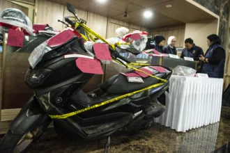 Polisi menyiapkan sejumlah barang bukti kasus penyekapan dan penganiayaan berat saat konferensi pers di Mapolda Jabar, Bandung, Jawa Barat, Jumat (26/6/2026).