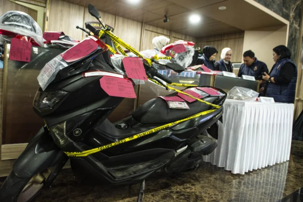 Polisi menyiapkan sejumlah barang bukti kasus penyekapan dan penganiayaan berat saat konferensi pers di Mapolda Jabar, Bandung, Jawa Barat, Jumat (26/6/2026).