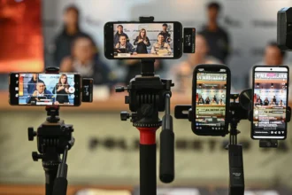 Layar gawai merekam konferensi pers terkait pengungkapan kasus pornografi pada siaran langsung di media sosial di Mapolda Metro Jaya, Jakarta, Selasa (26/5/2026).