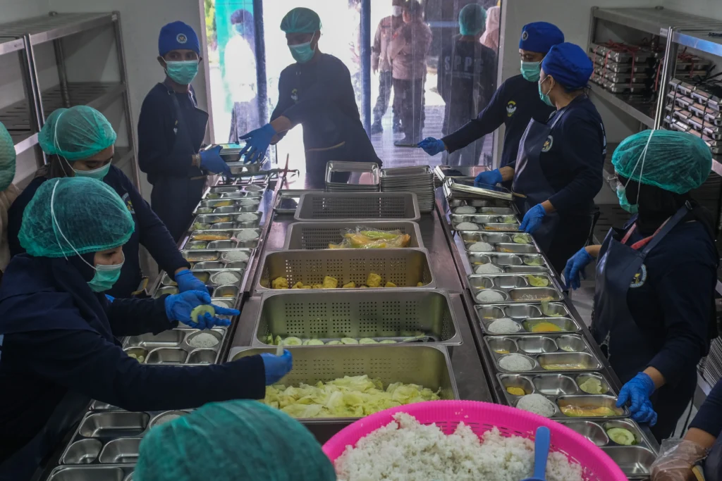 Sejumlah relawan Satuan Pelayanan Pemenuhan Gizi (SPPG) Polri Polresta Kendari menyiapkan menu Makan Bergizi Gratis (MBG) saat peninjauan operasional oleh gubernur Sultra di SPPG Polri Polresta Kendari, Kota Kendari, Sulawesi Tenggara, Selasa (26/5/2026).