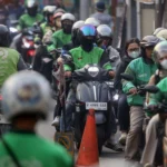 Sejumlah pengemudi ojek online membawa penumpang di Depok, Jawa Barat, Kamis (25/6/2026). PT GoTo Gojek Tokopedia Tbk (GoTo) dan Grab Indonesia sepakat untuk menurunkan potongan atau komisi aplikator menjadi sebesar delapan persen untuk pengemudi ojekÂ onlineÂ yang akan berlaku mulai 1 Juli 2026, sebelumnya angka potongan atau komisi yang diterapkan oleh aplikator itu sekitar 20 persen yang artinya para pengemudi hanya mendapatkan 80 persen dari jasa layanan transportasi itu. ANTARA FOTO/Yulius Satria Wijay
