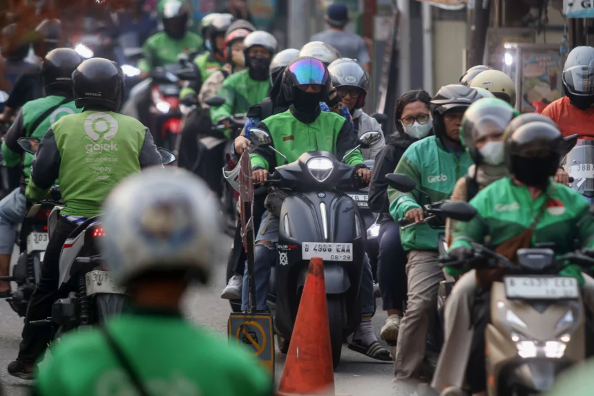 Sejumlah pengemudi ojek online membawa penumpang di Depok, Jawa Barat, Kamis (25/6/2026). PT GoTo Gojek Tokopedia Tbk (GoTo) dan Grab Indonesia sepakat untuk menurunkan potongan atau komisi aplikator menjadi sebesar delapan persen untuk pengemudi ojekÂ onlineÂ yang akan berlaku mulai 1 Juli 2026, sebelumnya angka potongan atau komisi yang diterapkan oleh aplikator itu sekitar 20 persen yang artinya para pengemudi hanya mendapatkan 80 persen dari jasa layanan transportasi itu. ANTARA FOTO/Yulius Satria Wijay