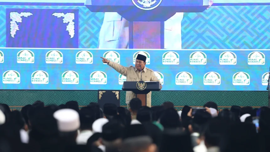 Presiden Prabowo Subianto berpidato saat menghadiri penutupan Musyawarah Nasional Alim Ulama dan Konferensi Besar Nahdlatul Ulama (NU) di IAI Syachona Mohammad Cholil, Bangkalan, Jawa Timur, Selasa (23/6/2026). (Sumber: Antara Foto/Moch Asim/bar)